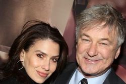 Alec Baldwin đón con thứ 8 ở tuổi 64