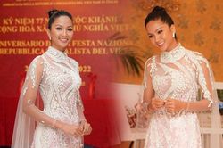 Hoa hậu H'Hen Niê diện áo dài đính hoa dự lễ ở Đại sứ quán Việt Nam tại Ý