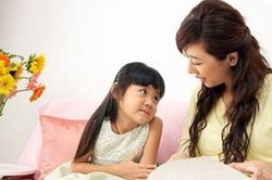 Đi chơi, con gái hỏi một câu khiến mẹ đau thắt lòng