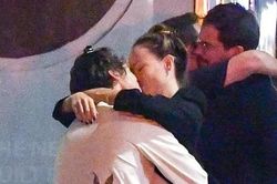 Vợ cũ Hoàng tử Italy ôm hôn Harry Styles trên phố