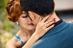 Vợ chết lặng nghe chồng giải thích lý do điện thoại chứa tin nhắn hẹn hò với cả chục cô gái