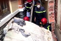 Cứu sống người đàn ông bị bức tường lớn đổ sập chôn vùi