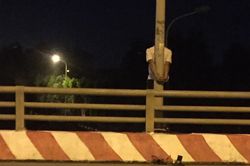 Cảnh sát chộp chân, cứu nam thanh niên định nhảy cầu tự tử ở Hà Nội