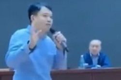 Giáo viên mời phụ huynh của 'em có thành tích kém nhất lớp' phát biểu, con trai bật khóc, bố đứng dậy nhẹ nhàng nói một câu khiến ai nấy đều rơi nước mắt