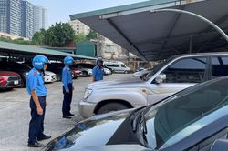 Bãi trông giữ xe không phép tại ô đất 105 Láng Hạ