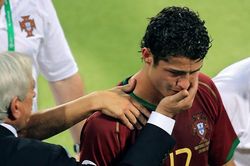 Trọng tài kể lại trận đấu Ronaldo bị phạm lỗi thô bạo tại World Cup