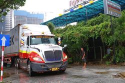 Chi chục triệu thuê xe container chặn trước nhà để chắn bão Noru