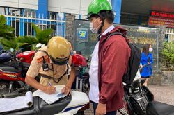 Nhiều học sinh ở TP.HCM bị xử phạt vì lái xe máy trên 50 phân khối