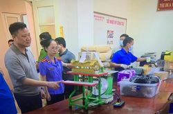 Đeo mặt nạ để sản xuất ma túy 'Tobaco' và 'cỏ Mỹ'