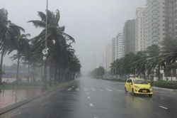 Cập nhật bão số 4: Cách đất liền Đà Nẵng - Quảng Ngãi 180 km, mạnh cấp 13-14