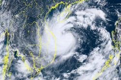 Bão số 4 cách miền Trung 250km, cảnh báo đạt cấp siêu bão khi áp sát