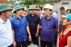 Bộ trưởng Lê Minh Hoan kiểm tra công tác ứng phó bão số 4 tại Thừa Thiên Huế