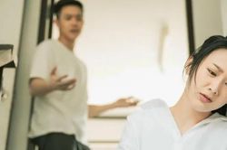 Đêm tân hôn, chồng ép vợ bán hết vàng cưới để trả nợ cho em trai
