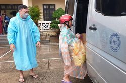 Người dân ven biển Hội An khăn gói, đội mưa, rời nhà đi sơ tán tránh bão Noru