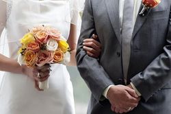 Lấy bố nuôi U50, cô dâu trẻ khẳng định họ đến với nhau bằng tình yêu đích thực