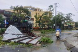 Bão số 4: Hàng trăm nhà dân tốc mái, mực nước sông đang lên cao