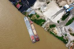 Bắc Ninh: Bờ sông Đuống bị 'gặm' nham nhở vì bến bãi… xe tải quần nát đường đê