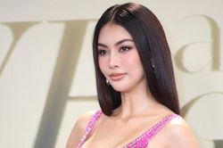 Thùy Tiên đọ sắc cùng á hậu Thái Lan trên thảm đỏ Hoa hậu Hòa bình Việt Nam