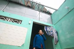 Bàng hoàng thấy cảnh đổ nát khi trở lại nhà sau bão