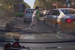 Thấy tài xế vứt rác qua cửa xe, cô gái trẻ nhặt ném trả lại