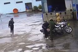 Đang xác minh clip công an đánh hai thiếu niên đi xe máy