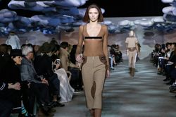 Kendall Jenner tự tin mặc đồ xuyên thấu, khoe nhũ hoa trong lần đầu đi catwalk