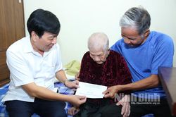 Tặng quà người cao tuổi trên 100 tuổi tại Yên Khánh, Tam Điệp