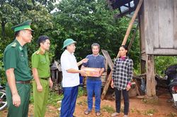 Phó Chủ tịch Thường trực UBND tỉnh Hà Sỹ Đồng chỉ đạo khắc phục hậu quả bão Noru ở huyện Đakrông