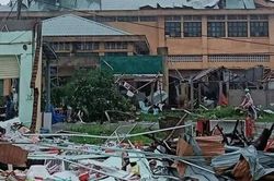Tan hoang sau bão số 4 Noru, nhiều nhà dân tốc mái, cây xanh gãy đổ