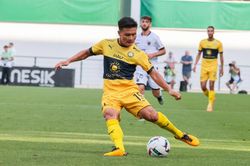 Quang Hải mời bố mẹ đi cùng sang Pau FC