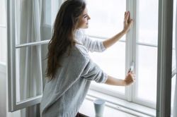 Mẹo vệ sinh cửa sổ sạch cực nhanh