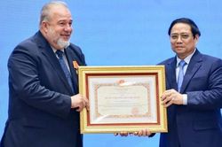 Thủ tướng Phạm Minh Chính trao tặng Huân chương Hồ Chí Minh cho Thủ tướng Cuba