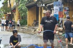 Du khách xắn tay cùng người dân dọn dẹp phố cổ Hội An sau bão Noru