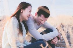 Vì đâu những người yêu nhau thường dễ kể chuyện to, khó kể chuyện nhỏ?