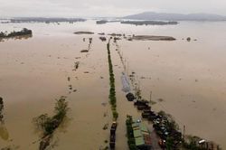 Nhiều địa phương ở Hà Tĩnh còn ngập sâu trong nước