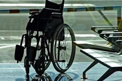 Người đàn ông tàn tật phải bò trên máy bay gây tranh cãi