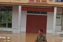 Nước lũ bao vây, người dân nhiều xã ở Hà Tĩnh bị cô lập