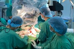 Bệnh viện Chợ Rẫy sẽ phải đóng cửa nếu không cho dùng máy đặt, máy mượn