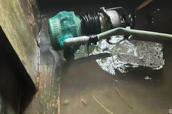 Mượn máy bơm về dọn nhà, người đàn ông ở thành phố Vinh bị điện giật tử vong