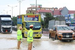 Quốc lộ 1A đoạn qua thị xã Hoàng Mai vẫn còn ngập sâu