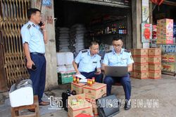 TP. Thái Nguyên: Tạm giữ hơn 3.400 lọ sa tế Tôm Ngon vi phạm nhãn hiệu