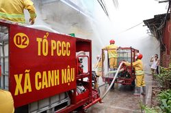 Độc đáo mô hình xe ba gác len lỏi ngõ nhỏ dập tắt đám cháy ở làng nghề Hà Nội