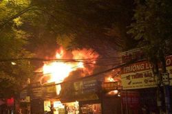 Cháy rừng rực trong đêm thiêu rụi 3 căn nhà