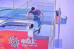 Bị chỉ trích vì cứu bé gái Trung Quốc mắc kẹt ở thang cuốn