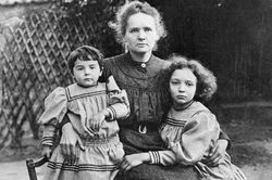 Cách dạy 2 con gái thành công của nữ bác học Marie Curie