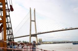Cha, vợ nạn nhân mất tích trong vụ sập sàn cầu Mỹ Thuận 2 chờ đợi trong vô vọng