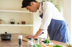 Từ sau bữa ăn ở nhà sếp, chồng tôi đột ngột chăm chỉ làm việc nhà