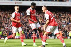 Đánh bại Tottenham, Arsenal giữ chắc ngôi đầu bảng