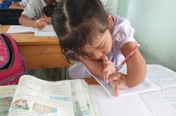 Thiên thần nhỏ với đôi tay tật nguyền vẫn nỗ lực từng ngày viết những dòng chữ đẹp