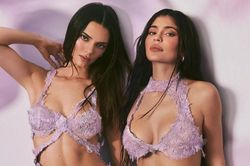 Kendall Jenner khó chịu khi người nhà ngồi hàng ghế đầu show diễn